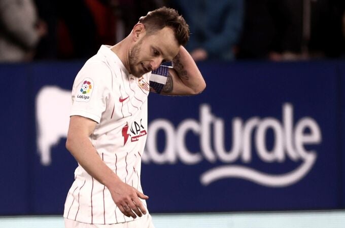 Iván Rakitic se lamenta tras fallar en el tiempo de descuento un penalti ante Osasuna