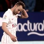Iván Rakitic se lamenta tras fallar en el tiempo de descuento un penalti ante Osasuna