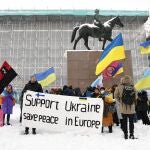 Manifestación en solidaridad con Ucrania en el centro de Helsinki