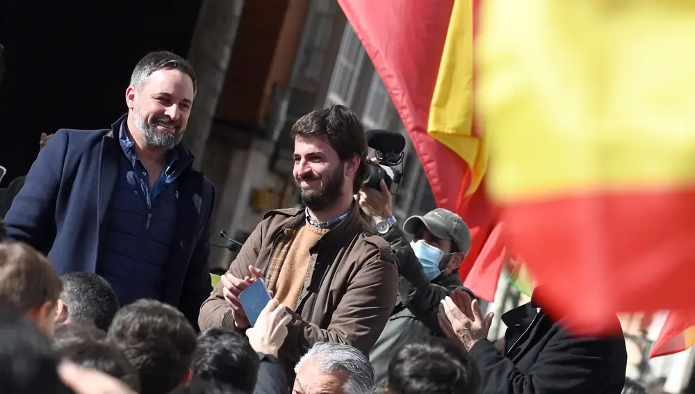 El presidente de Vox, Santiago Abascal y el candidato a la presidencia a las Cortes de Castilla y León, Juan García-Gallardo y el exfuncionario de prisiones José Antonio Lara visitan Burgos y ofrecen un mitin en el Arco de Santamaría