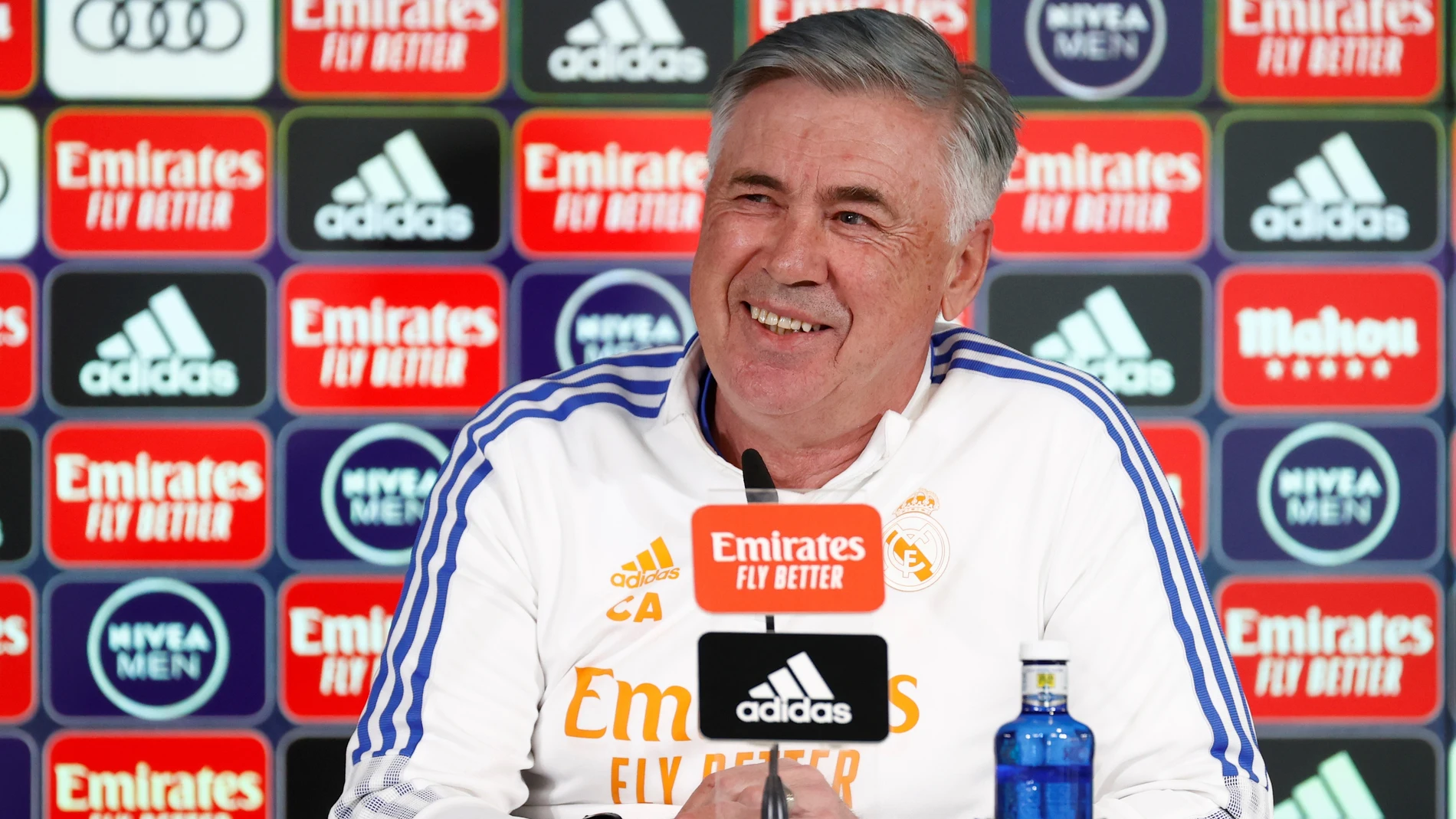 El entrenador italiano del Real Madrid Carlo Ancelotti durante una conferencia de Prensa