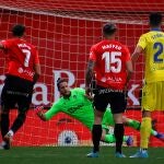 El delantero del Mallorca Vedat Muriqui (i) marga gol de penalti, muy polémico, ante el Cádiz. EFE/CATI CLADERA