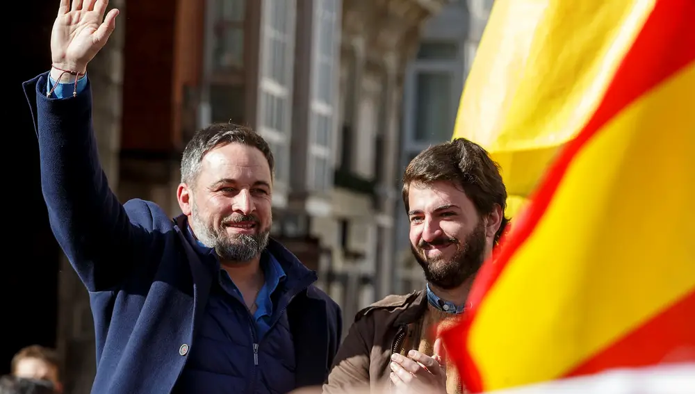 El líder de Vox, Santiago Abascal (i) y el candidato a la presidencia a las Cortes de Castilla y León, Juan García-Gallardo (d) en un acto electoral en Burgos