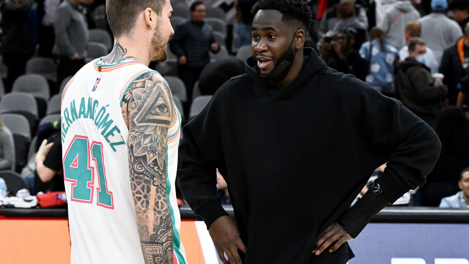 Juancho Hernangómez dialoga con Usman Garuba en un reciente Spurs-Rockets