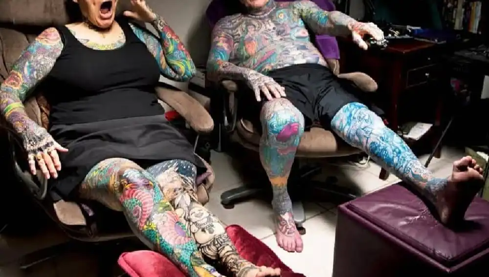 Charlotte Guttenberg y Chuck Helmke son los jubilados con más tatuajes del mundo | Fuente: Facebook/ 'Bad Manners Tattoo'