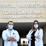 El biólogo Pedro David Urquiza y la patóloga María Elena López posan en el Hospital Universitario Torrecárdenas de Almería. EFE/ Carlos Barba