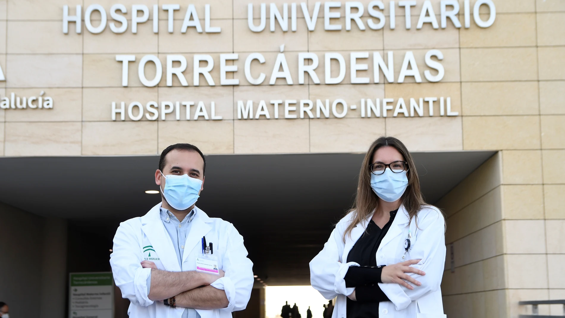 El biólogo Pedro David Urquiza y la patóloga María Elena López posan en el Hospital Universitario Torrecárdenas de Almería. EFE/ Carlos Barba
