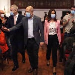 El candidato de Ciudadanos a la Junta de Castilla y León, Francisco Igea, junto al eurodiputado de Ciudadanos Luis Garicano y la candidata de la formación naranja por León a las Cortes, Ana Carlota Amigo