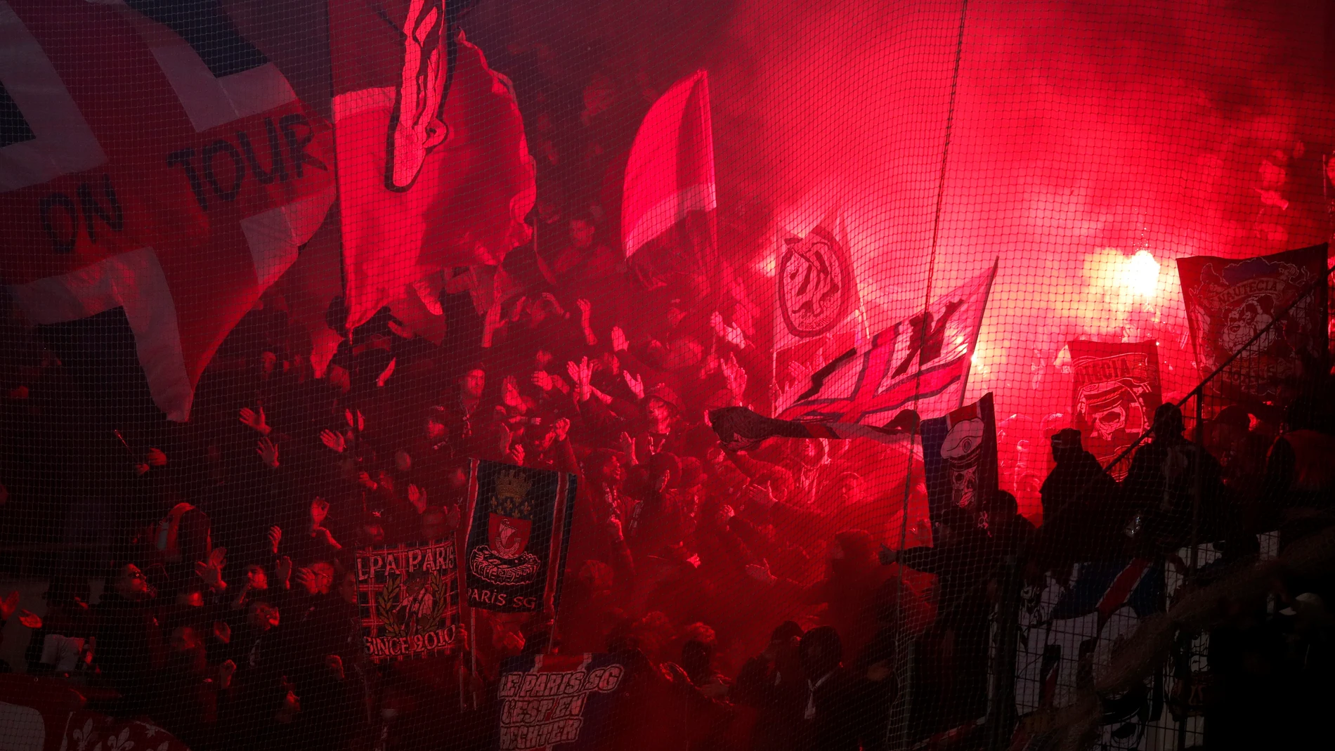Aficionados ultras del PSG en las gradas del estadio del Lille.