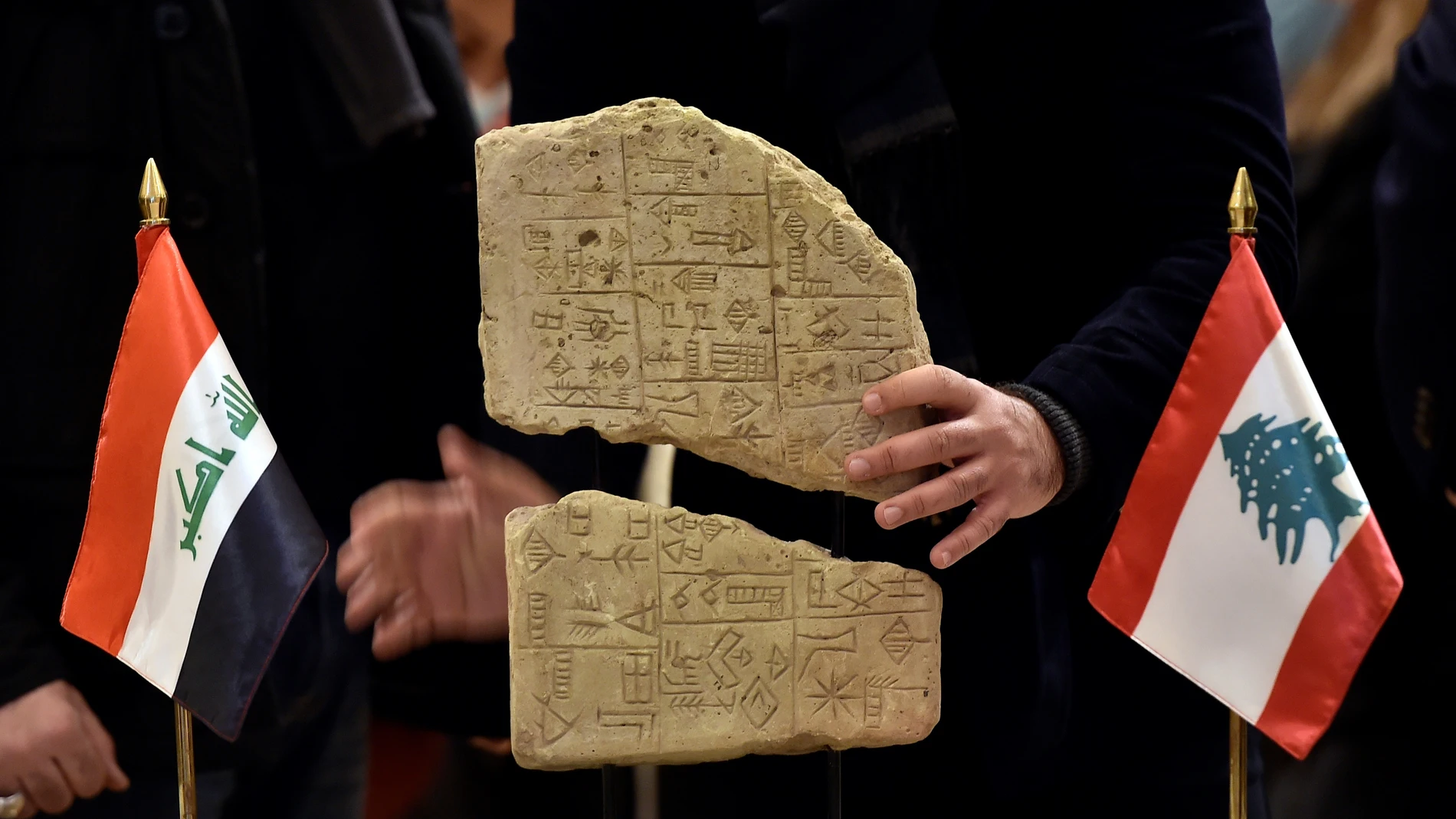 Un antiguo artefacto iraquí visto durante una ceremonia de entrega organizada por el Museo Nacional Libanés en Beirut, Líbano