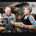 Charlotte Guttenberg y Chuck Helmke son los jubilados con más tatuajes del mundo | Fuente: Facebook/ 'Bad Manners Tattoo'