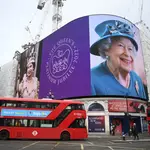 Imagen de la reina Isabel II en una pantalla en Piccadilly Circus en Londres