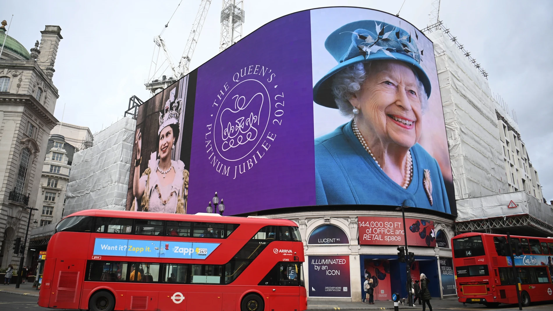Imagen de la reina Isabel II en una pantalla en Piccadilly Circus en Londres