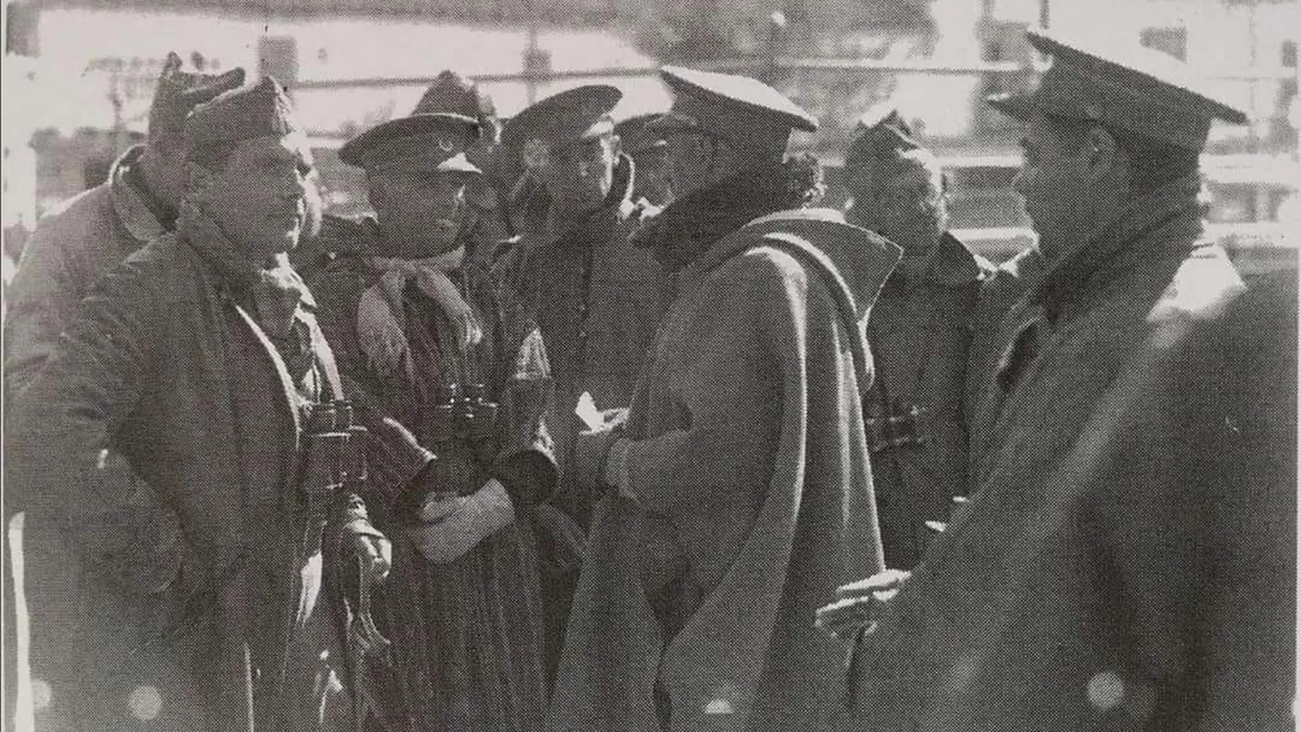 Varela (segundo por la izquierda), con Castejón y Barrón en Escalona, días después de la liberación del Alcázar de Toledo