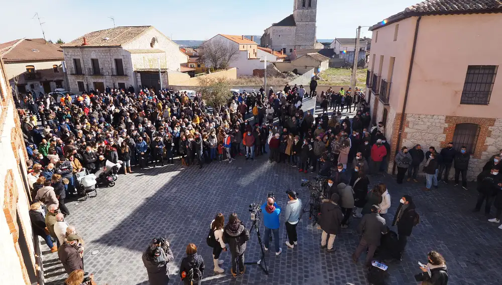 Multitudinario minuto de silencio en el Ayuntamiento de Traspinedo convocado al día siguiente de la aparición del cadáver de Esther López.