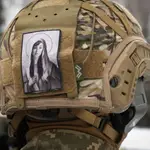Un residente local con una foto de la actriz Sasha Grey en su casco asiste a una campaña de capacitación en Ucrania