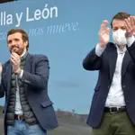 El presidente de PP, Pablo Casado (i) y el candidato a la presidencia de la Junta de Castilla y León, Alfonso Fernández Mañueco (d) participa este domingo en Palencia en un mitin electoral. EFE/Almudena Álvarez