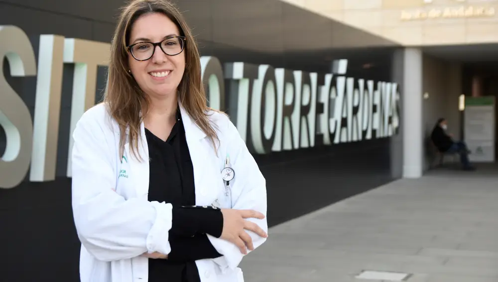 La patóloga María Elena López posa en el Hospital Universitario Torrecárdenas de Almería. EFE/ Carlos Barba