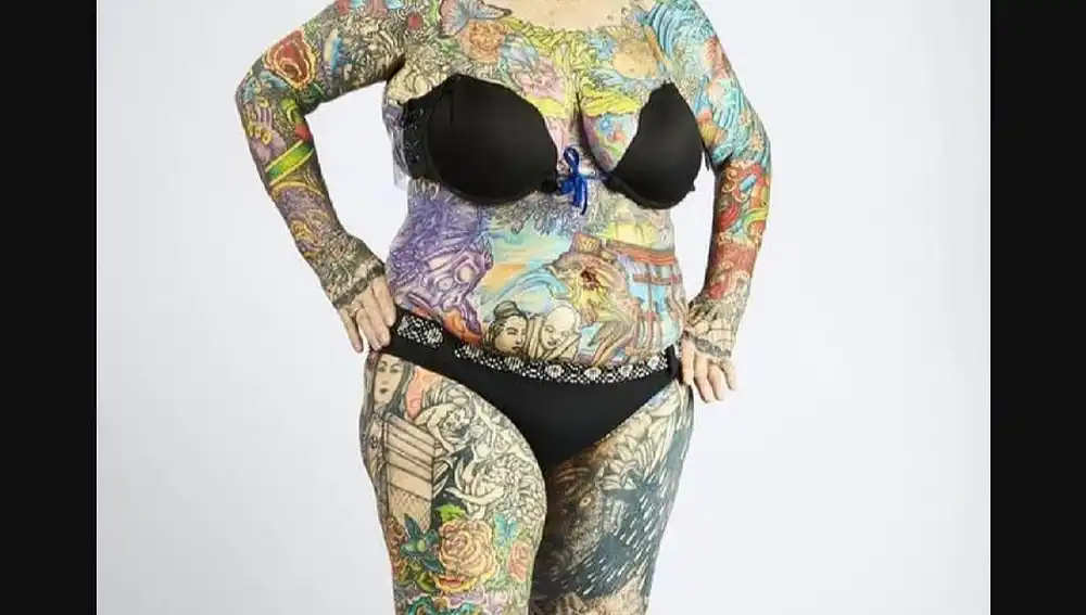 Charlotte Guttenberg es la jubilada con más tatuajes del mundo | Fuente: Facebook/ 'Bad Manners Tattoo'