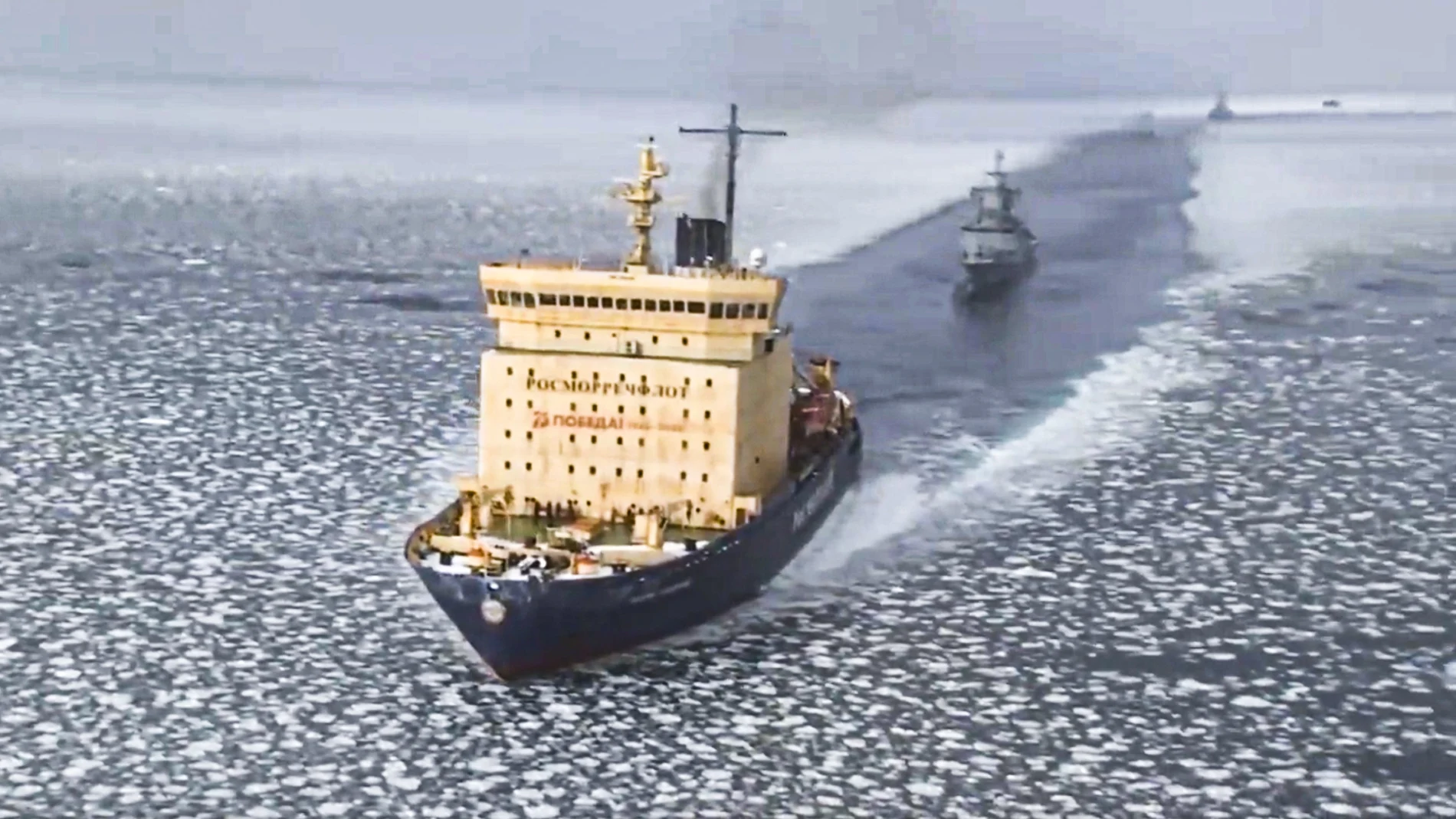 Varios buques de guerra de la Flota del Pacífico atraviesan campos de hielo en el estrecho de La Perouse