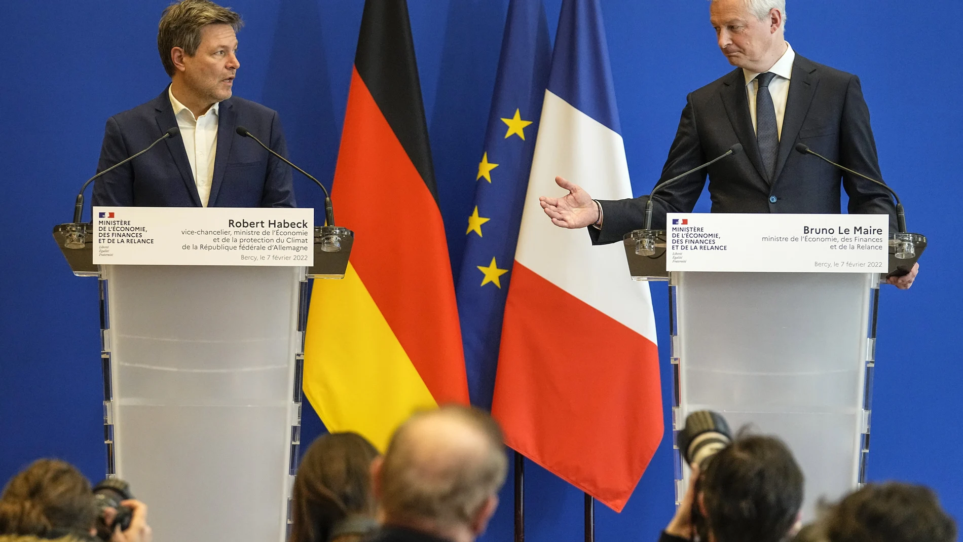 El ministro de Economía alemán, Robert Habeck, (izquierda), y el ministro de Finanzas francés, Bruno Le Maire (derecha), en la rueda de prensa conjunta que celebraron en París el pasado lunes. (AP Photo/Michel Euler)