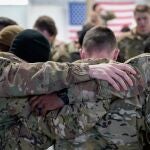Los soldados asignados a la 82 División Aerotransportada se reúnen para rezar antes de abordar un avión de transporte C-17 para su despliegue en Europa del Este en medio de las crecientes tensiones entre Ucrania y Rusia, en Fort Bragg, Carolina del Norte
