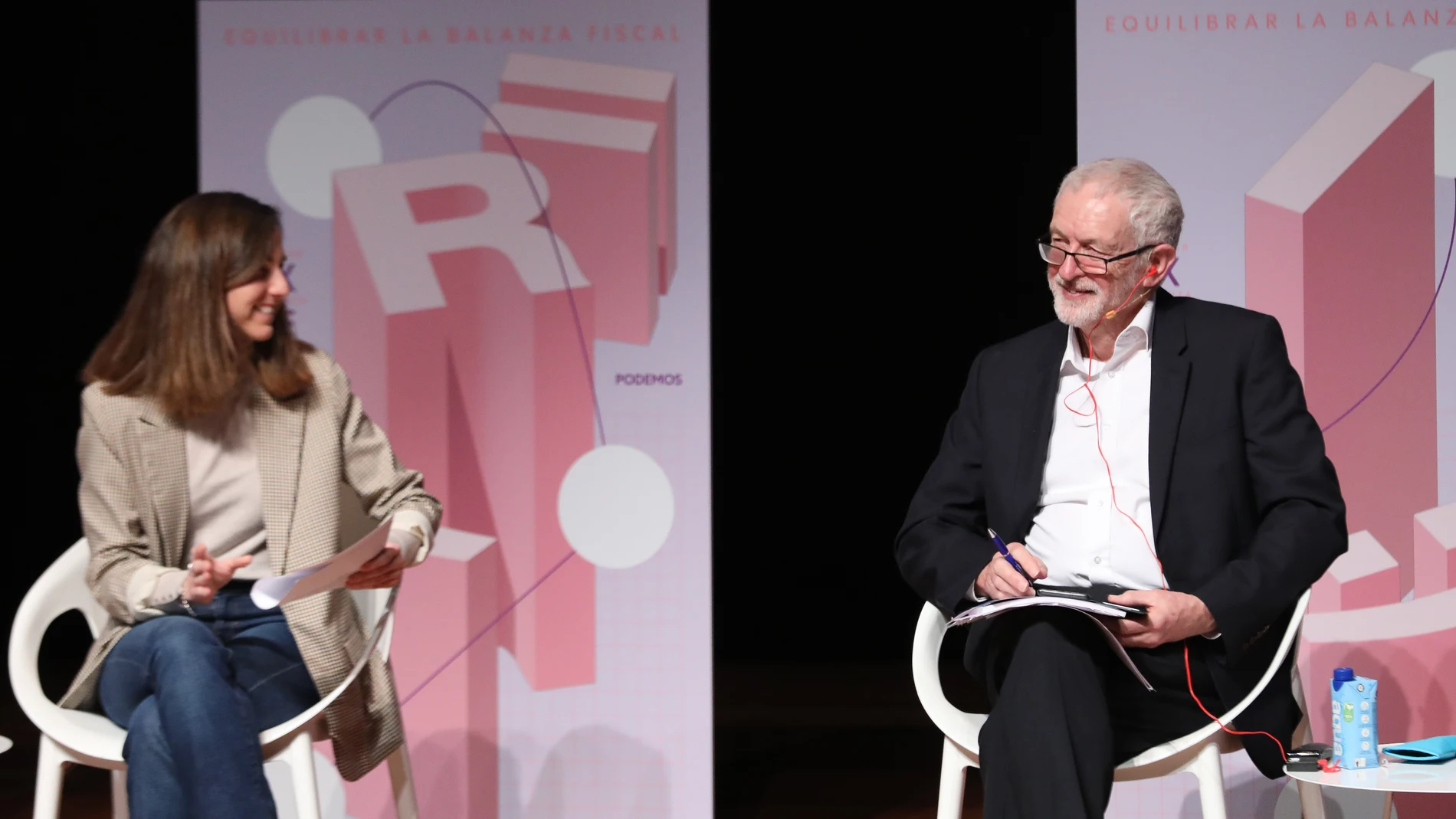 La secretaria general de Podemos y ministra de Derechos Sociales y Agenda 2030, Ione Belarra; y el dirigente y diputado del Partido Laborista de Reino Unido, Jeremy Corbyn