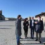 El candidato del PP, Alfonso Fernández Mañueco, visita la localidad abulense de Madrigal de las Altas Torres