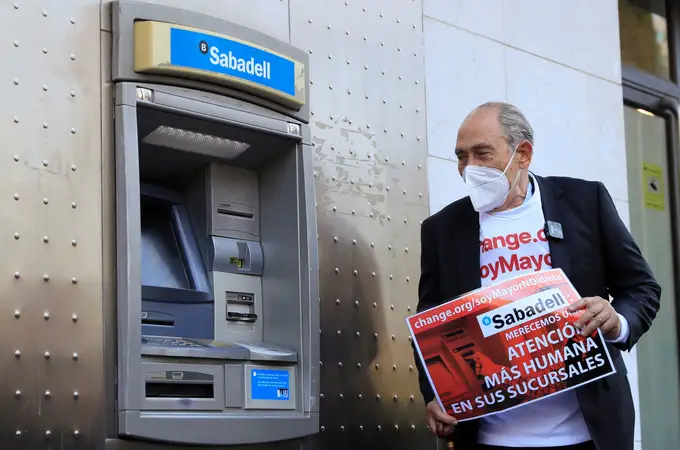 Barcelona pone en marcha un teléfono de “desatención bancaria” para mayores