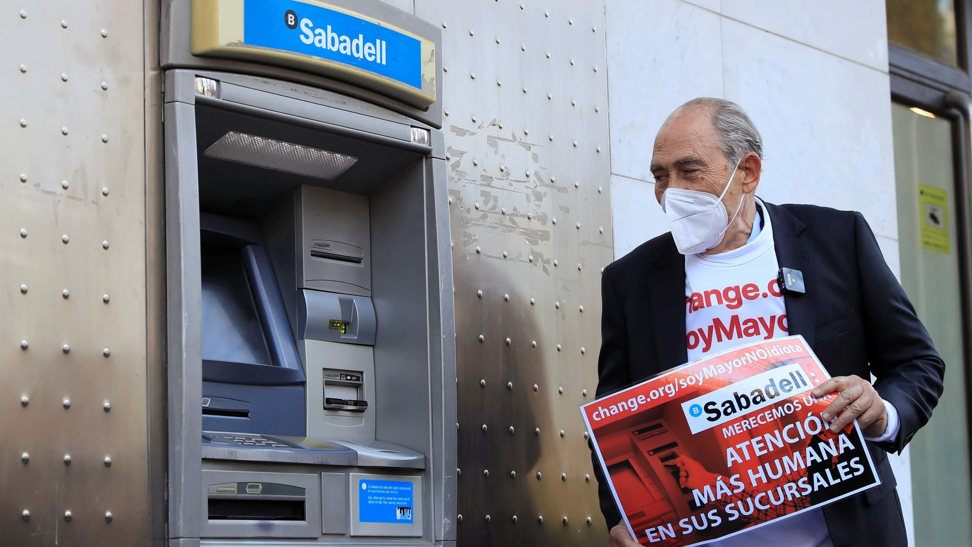 El anciano impulsor de la campaña "Soy mayorNoidiota", Carlos San Juan, posa junto a un cajero automático