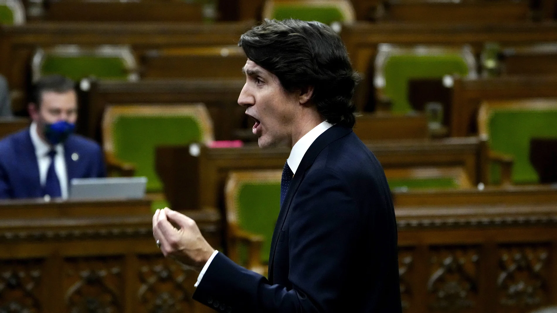 El primer ministro canadiense, Justin Trudeau, se levanta durante un debate de urgencia en la Cámara de los Comunes sobre la situación en Ottawa, mientras la protesta contra las restricciones de la COVID-19, marcada por los atascos y el sonido de las bocinas de los camiones, continúa en su segunda semana, en Ottawa
