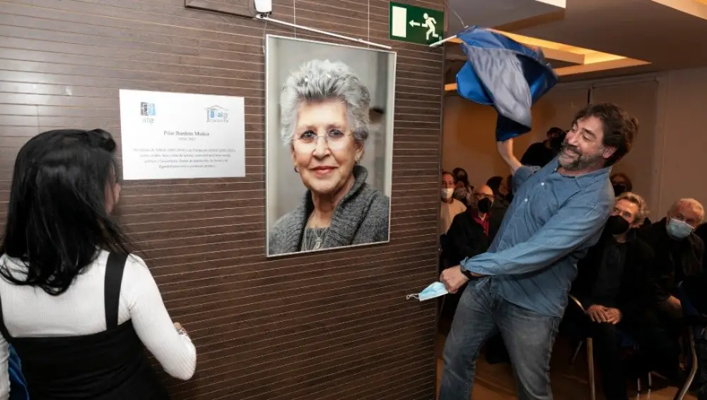 Javier y Mónica Bardem descubren la foto de su madre, Pilar Bardem, que preside la nueva sala que lleva su nombre en AISGE. AISGE 08/02/2022