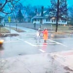 Fofo de la agente momentos antes de empujar a una niña para que no fuera atropellada