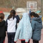 Varias niñas juegan en el recreo de un colegio de Madrid el primer día de clase presencial tras la Navidad