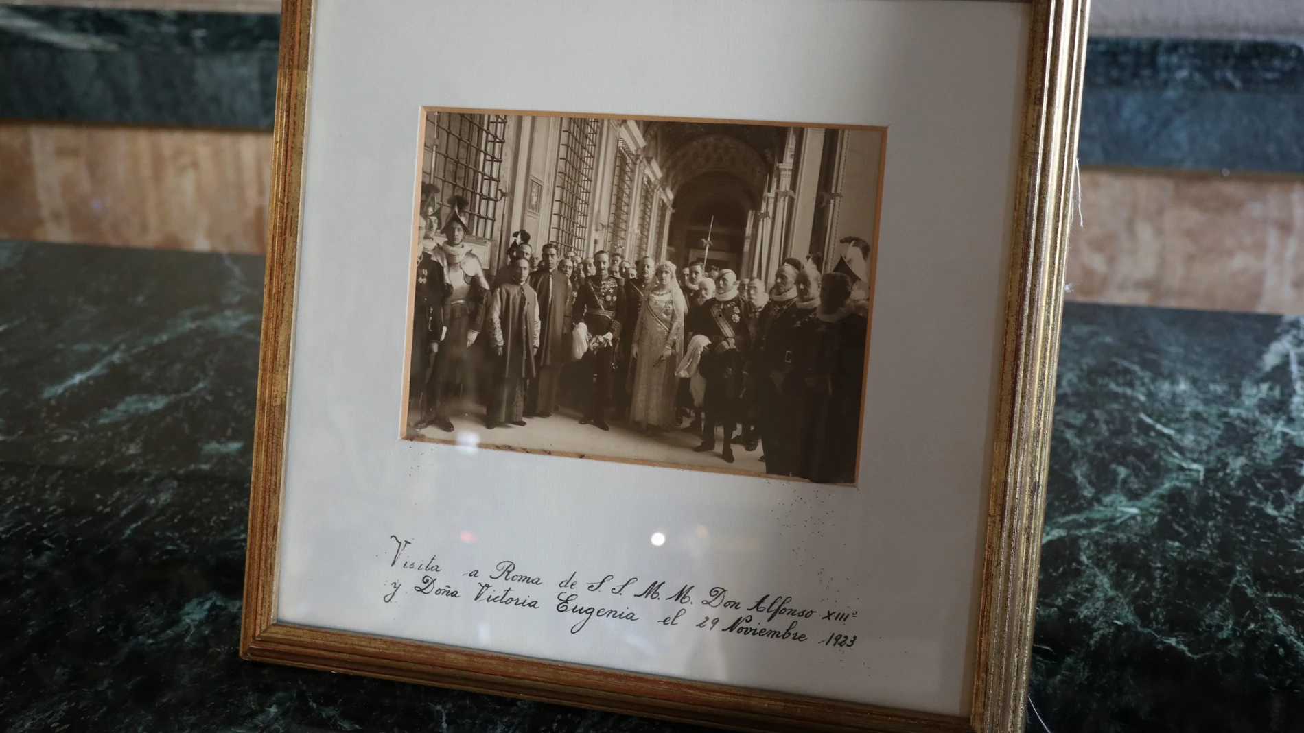 Alfonso XIII y Victoria Eugenia en su visita a la embajada en 1923