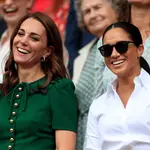 Kate Middleton, duquesa de Cambridge y Meghan Markle, duquesa de Sussex durante el Campeonato de Wimbledon en Wimbledon.