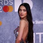 Olivia Rodrigo posando en los Brit Awards 2022.