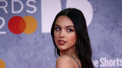 Olivia Rodrigo posando en los Brit Awards 2022.