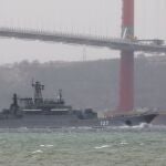 El buque Minsk de la Armada rusa zarpa en los Dardanelos camino al Mar Negro, en Canakkale, Turquía
