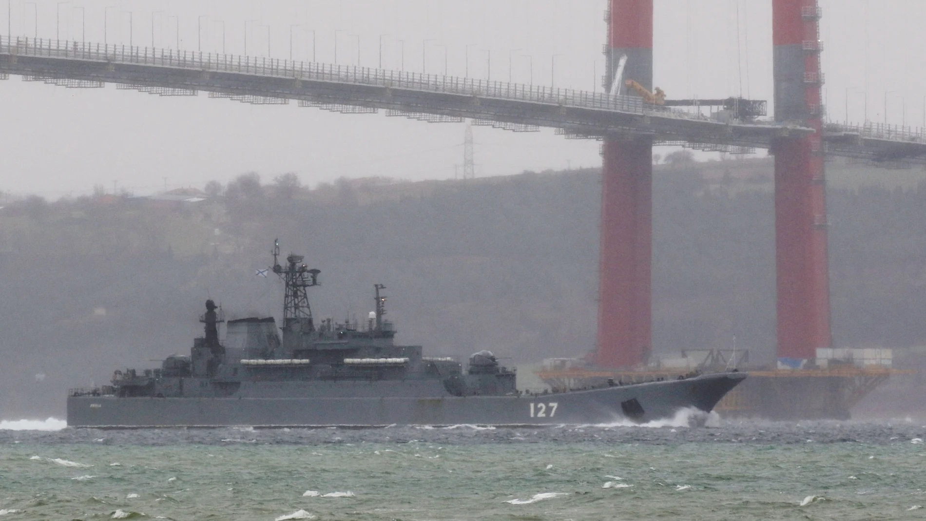 El buque Minsk de la Armada rusa zarpa en los Dardanelos camino al Mar Negro, en Canakkale, Turquía