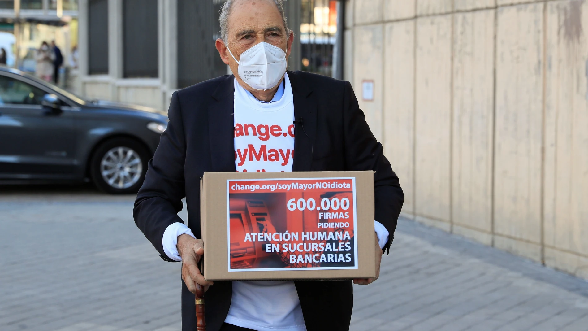 Carlos San Juan, el impulsor de la campaña 'Soy mayor, no idiota', registró 600.000 firmas en el Ministerio Economía para exigir a los bancos una mejor atención