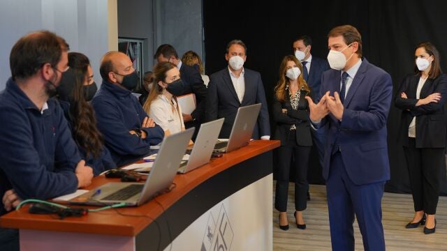 Fernández Mañueco conversa con el personal que controlará el tiempo del debate