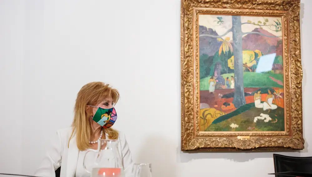 La baronesa Carmen Cervera, junto a la obra 'Mata Mua' de Paul Gauguin