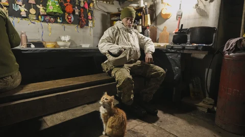 Un soldado ucraniano descansa en una posición de Avdiivka, en el frente de Donetsk.