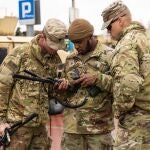 Soldados estadounidenses comprueban sus equipos mientras permanecen fuera del G2A Arena, cerca del aeropuerto de Rzeszow-Jasionka, en Jasionka, Polonia