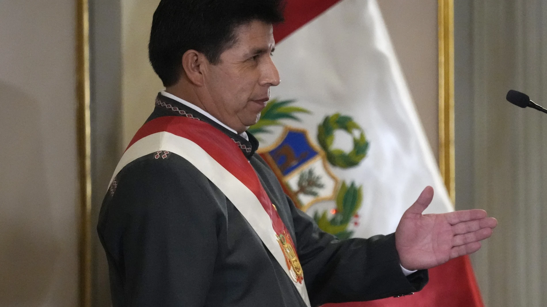 El presidente de Perú, Pedro Castillo, gesticula antes de la toma de posesión de su nuevo gabinete en el palacio de Gobierno en Lima, Perú