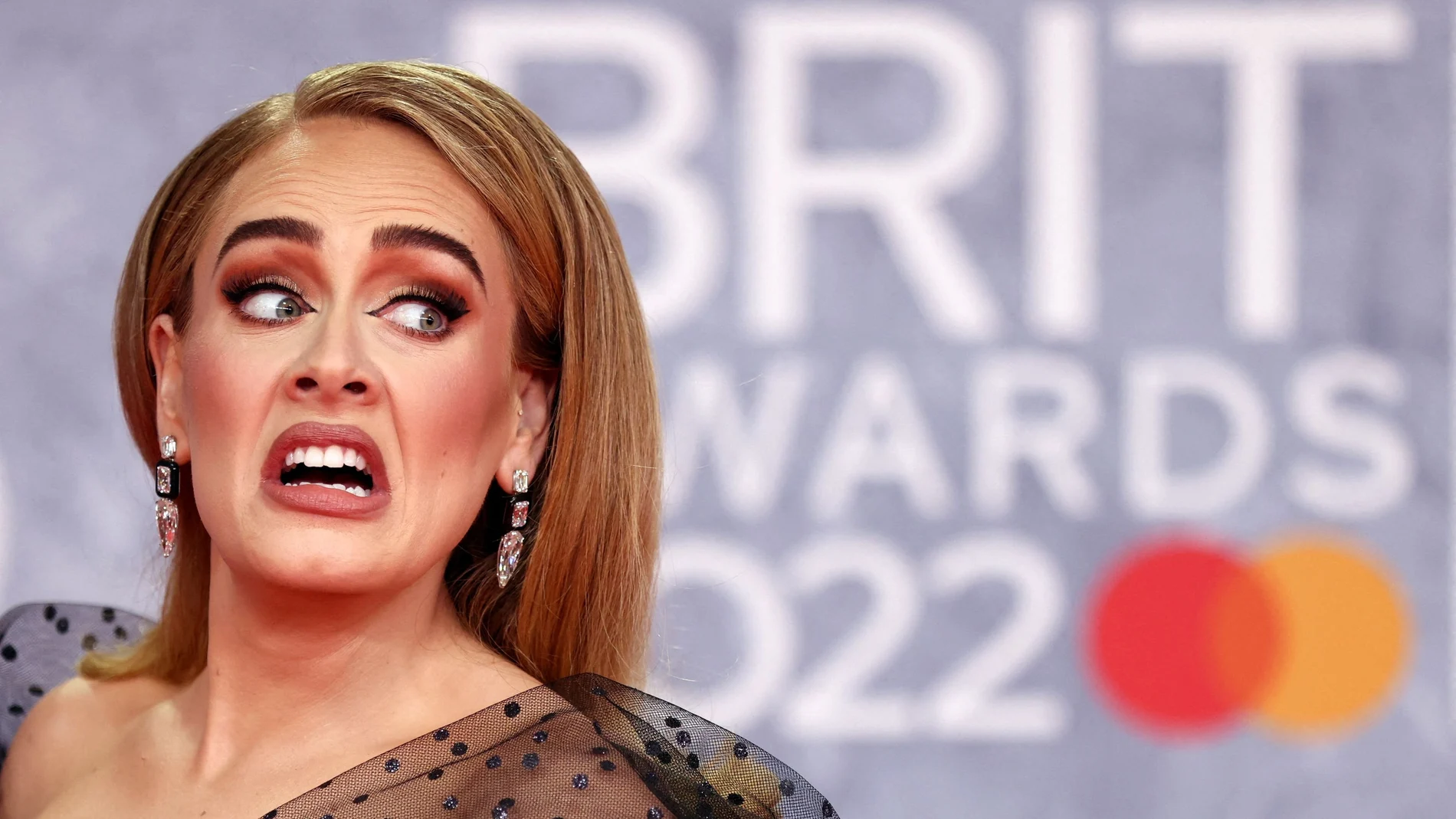 La cantante Adele en la llegada a los Brit Awards en febrero de 2022