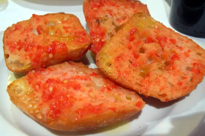 El discutido origen del pan con tomate: ¿Cataluña, Murcia o Italia?