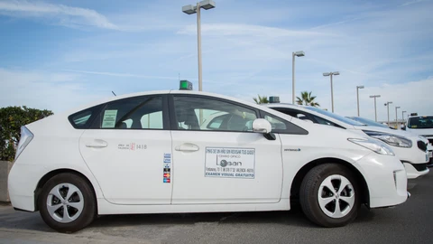 Los taxis de Valencia son blancos y llevan el escudo de la Generalitat en la puerta