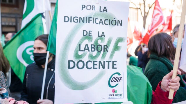 Varios de los asistentes a la concentración de ayer ante el Ministerio de Educación, en Madrid